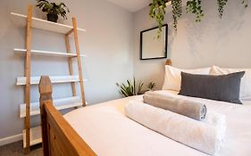 Shakespeare House-Stylish Home, Modern Comforts